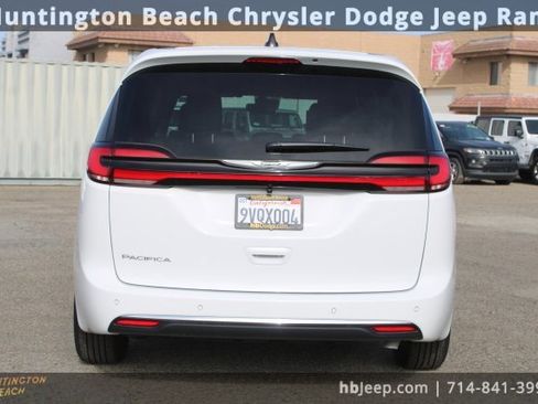 Used 2026 Chrysler Pacifica Select image 4