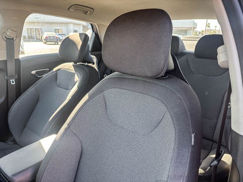 Used 2025 Kia K4 FWD image 25