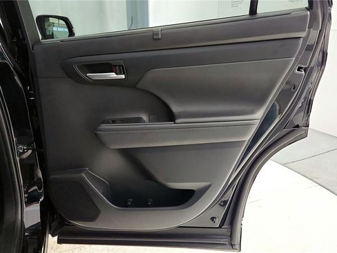 Certified 2024 Toyota Highlander XLE image 19