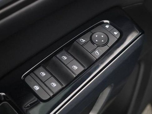 Certified 2025 Nissan Pathfinder SL w/ SL Premium Package FWD image 10