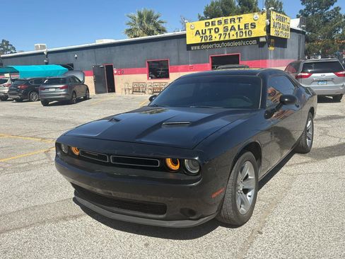 Used 2015 Dodge Challenger SXT w/ Driver Convenience Group RWD image 2