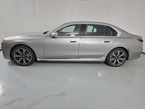 Used 2025 BMW i7 xDrive60 w/ Premium Package image 4