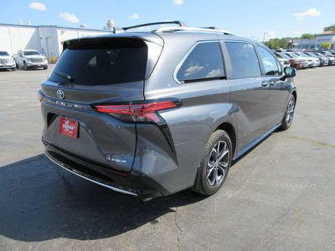 Used 2025 Toyota Sienna Platinum AWD/4WD image 6