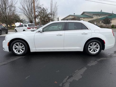 Used 2016 Chrysler 300 Limited image 5