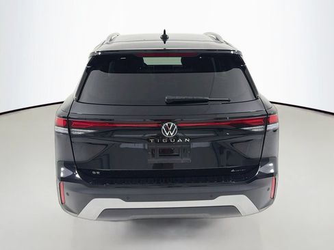 Used 2025 Volkswagen Tiguan SE AWD/4WD image 6