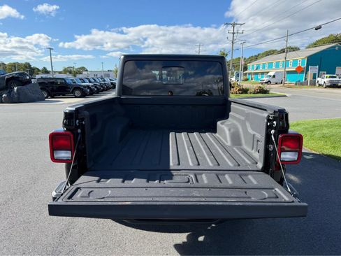 Used 2025 Jeep Gladiator Sport image 8