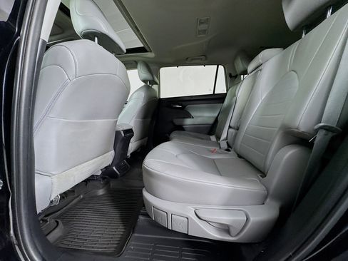 Used 2023 Toyota Highlander XLE AWD/4WD image 24