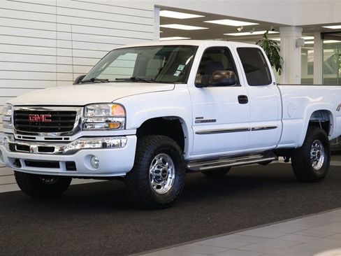 Used 2005 GMC Sierra 2500 SLE w/ Heavy-Duty Power Package AWD/4WD image 3
