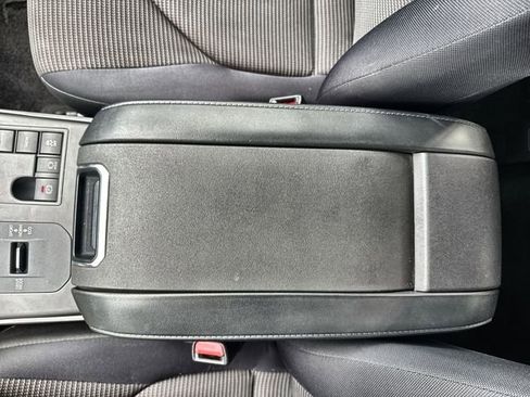 Used 2024 Toyota Highlander LE image 29