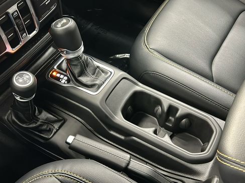 Used 2025 Jeep Wrangler Unlimited Sahara image 24