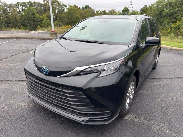 Certified 2025 Toyota Sienna LE w/ LE Plus Package AWD/4WD image 7