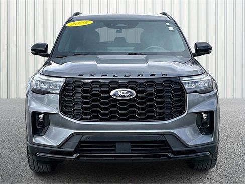 Used 2025 Ford Explorer ST-Line w/ ST-Line Street Pack image 3