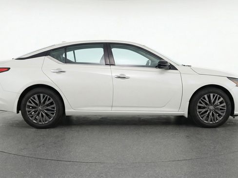 Used 2025 Nissan Altima 2.5 SV FWD image 11