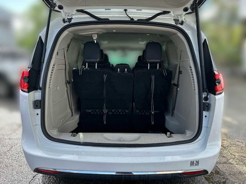 Used 2022 Chrysler Pacifica Touring-L image 19