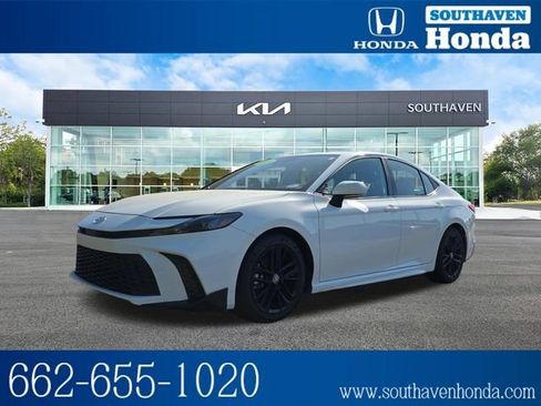 Used 2025 Toyota Camry SE FWD image 1