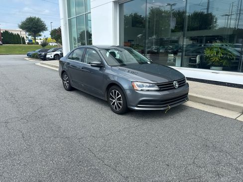 Used 2017 Volkswagen Jetta SE FWD image 3