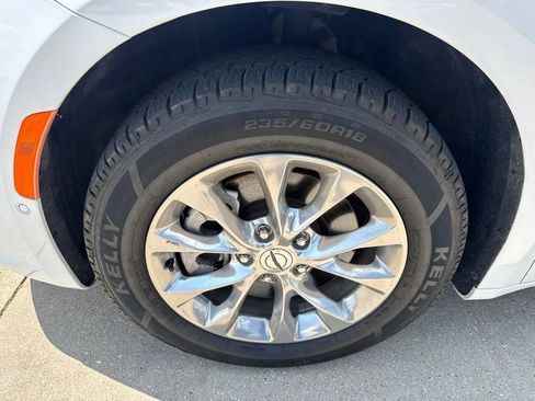 Used 2021 Chrysler Pacifica Touring-L w/ Premium & Safety Sphere Group AWD/4WD image 5
