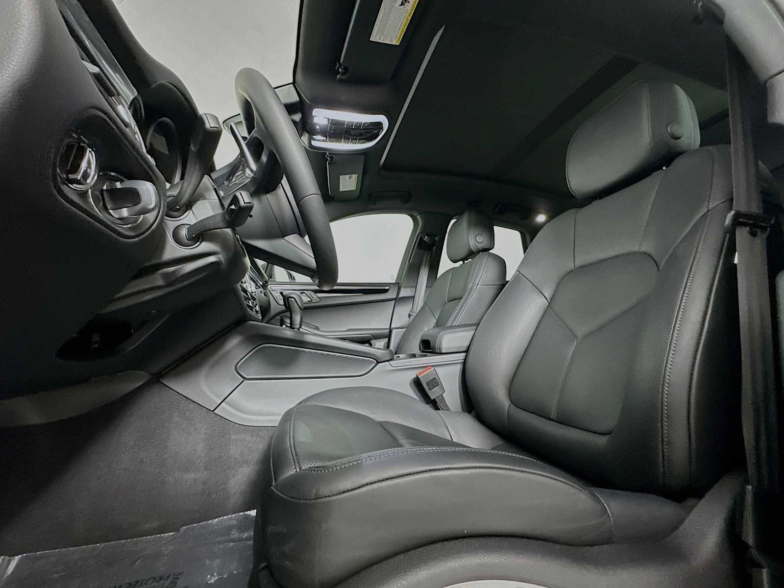 Certified 2026 Porsche Macan AWD/4WD image 5