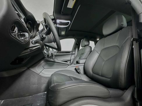 Certified 2026 Porsche Macan AWD/4WD image 5