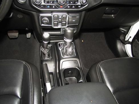 Used 2022 Jeep Wrangler Unlimited Sahara w/ Cold Weather Group AWD/4WD image 15