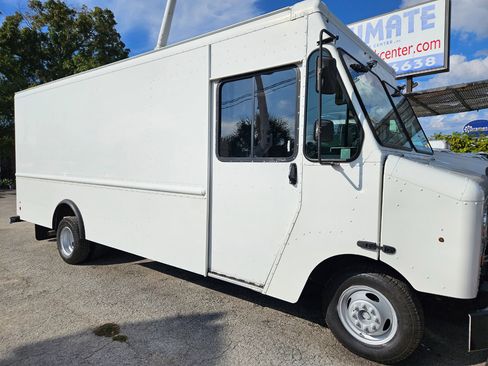 Used 2014 Ford E-450 and Econoline 450 Super Duty w/ A/C Prep Package image 4