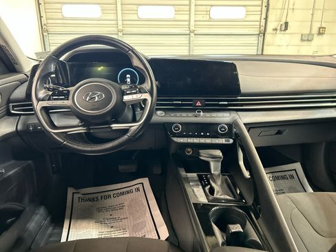 Used 2023 Hyundai Elantra SEL w/ Convenience Package FWD image 4