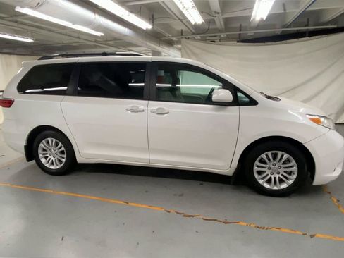 Used 2017 Toyota Sienna XLE FWD image 13