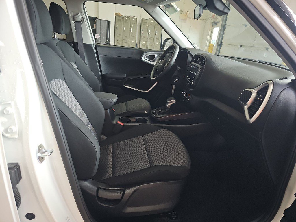 Certified 2025 Kia Soul LX w/ LX Technology Package FWD image 10