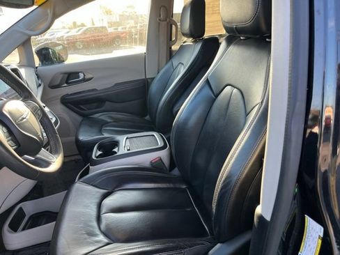 Used 2022 Chrysler Pacifica Touring-L FWD image 8