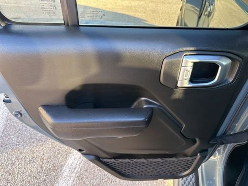 Used 2024 Jeep Gladiator Sport image 32