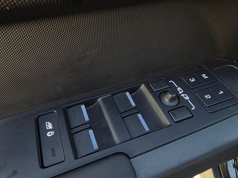 Used 2024 Land Rover Defender 130 X-Dynamic SE image 12