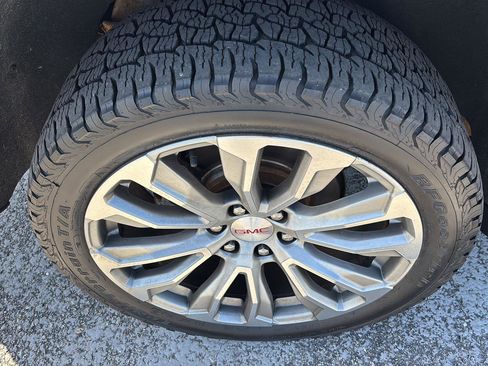 Used 2022 GMC Yukon Denali w/ Denali Premium Package image 11