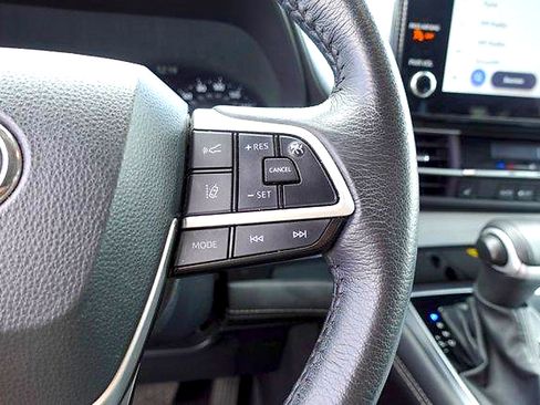 Used 2025 Toyota Sienna XLE FWD image 14