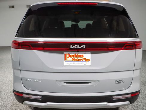 Used 2024 Kia Carnival EX FWD image 8