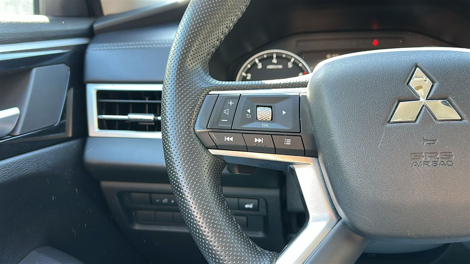 Used 2025 Mitsubishi Outlander AWD image 16