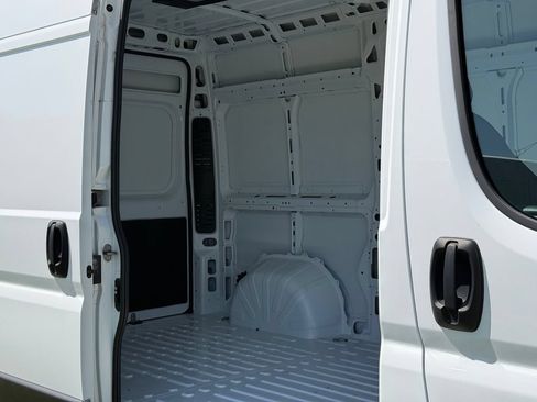 Used 2025 RAM ProMaster 2500 w/ U-Haul Equipment Group FWD image 19