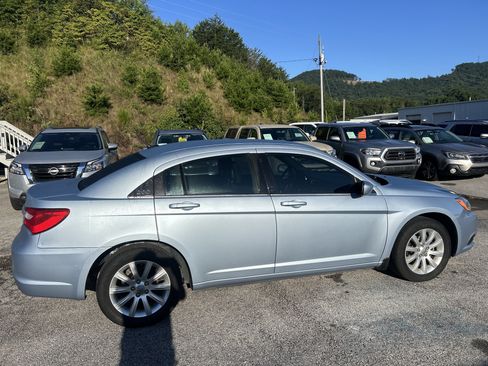 Used 2013 Chrysler 200 Touring FWD image 9