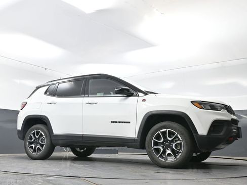 Used 2025 Jeep Compass Trailhawk AWD/4WD image 26