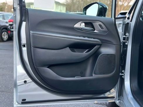 New 2026 Chrysler Pacifica Select w/ S Appearance Package image 10