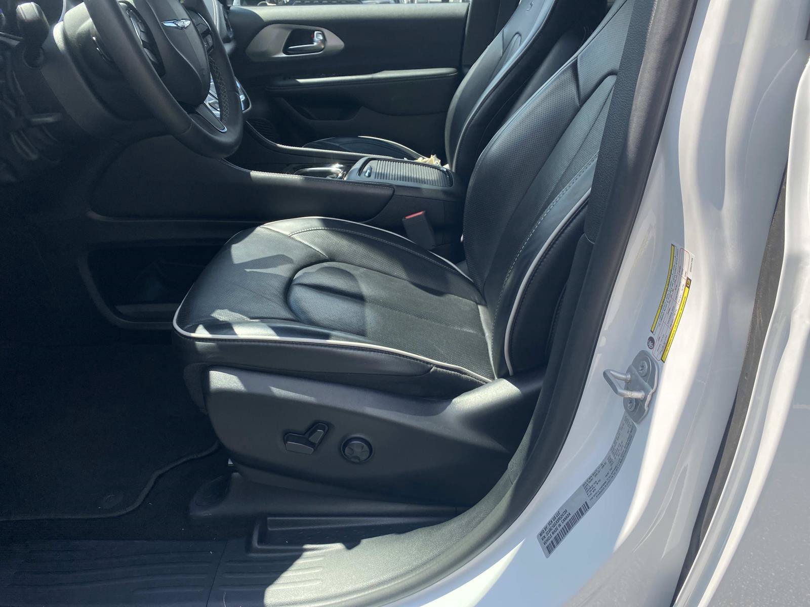 Used 2025 Chrysler Pacifica Limited FWD image 22