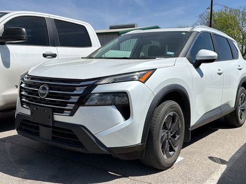 Used 2024 Nissan Rogue SV w/ SV Premium Package image 10