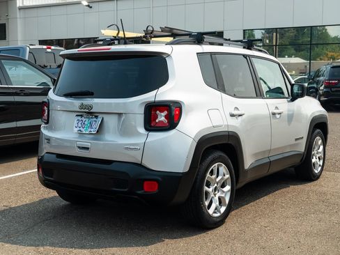 Used 2018 Jeep Renegade Latitude FWD image 6