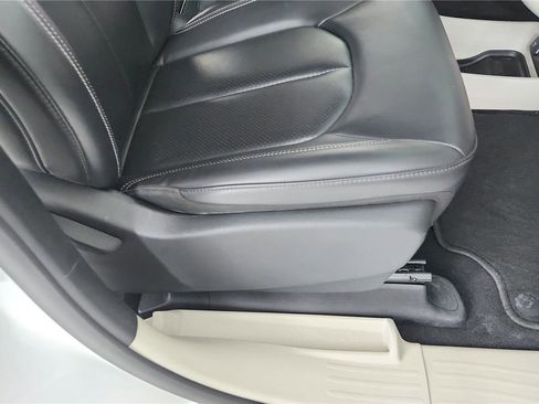 Used 2023 Chrysler Pacifica Touring-L FWD image 20