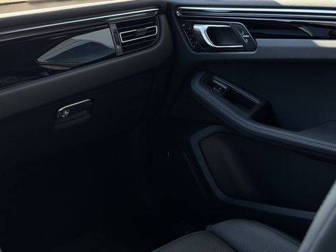 Used 2025 Porsche Macan image 51
