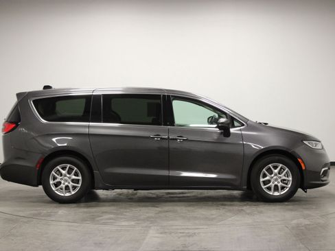 Used 2023 Chrysler Pacifica Touring-L FWD image 9