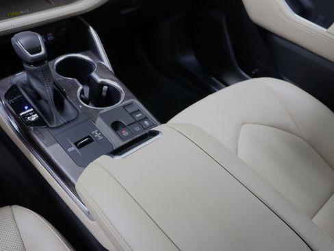 Used 2023 Toyota Highlander Limited image 17