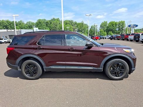 Used 2022 Ford Explorer XLT w/ Equipment Group 202A AWD/4WD image 9