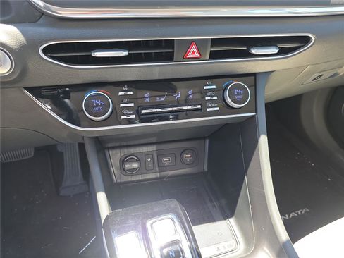 Certified 2022 Hyundai Sonata Limited w/ Preferred Accessory Package FWD image 17
