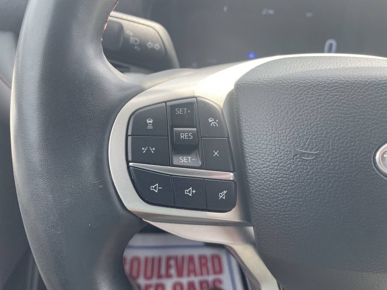 Used 2025 Ford Explorer Active AWD/4WD image 18