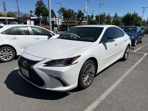 Used 2022 Lexus ES 300h w/ Accessory Package FWD image 3